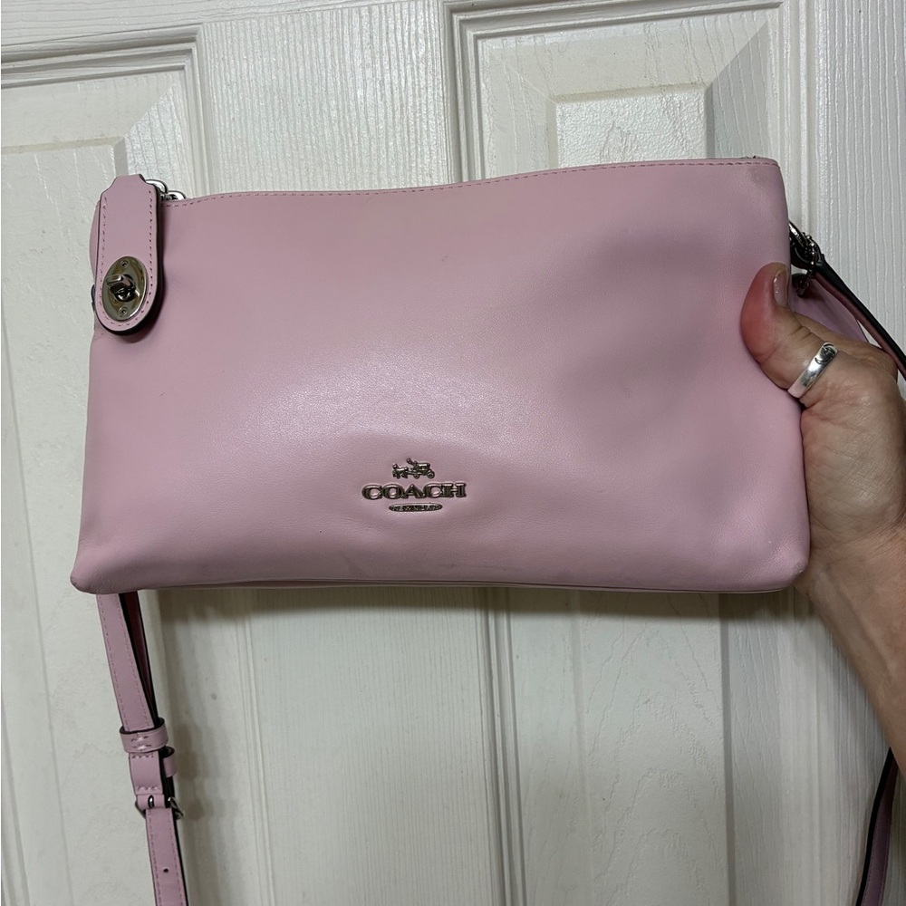 GIANT SALE! Coach Light Pink Leather Crossbody in excellent condition - Picture 2 of 14